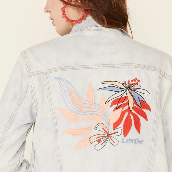 NWT Levi's Womens Ex Boyfriend Trucker Denim Jacket Floral Embroidered Size L - Picture 2 of 16